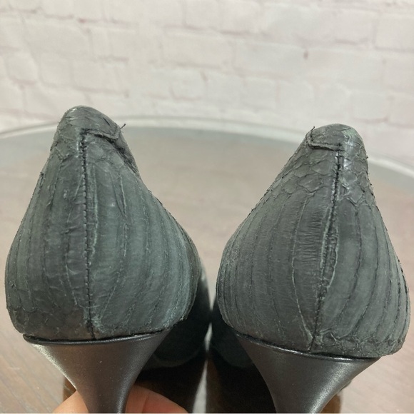 BCBG MAX AZRIA snake skin embossed leather pointy toe stiletto pumps 9.5 New - Picture 4 of 17